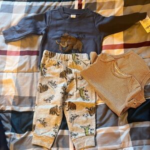 New never worn 3 piece outfit /  boys nine months